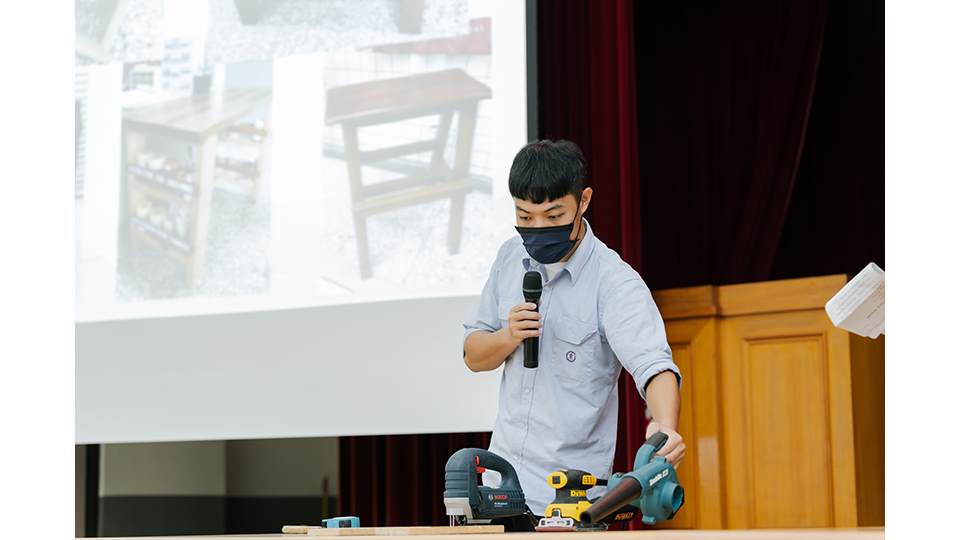活動上展示各種工業機具，並由陳廷益講師演示如何將木棧板加工成杯墊。